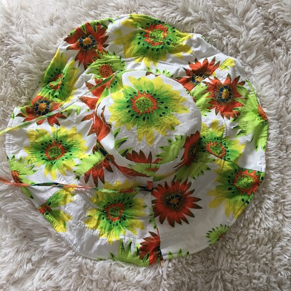 Accessories - Folding wide brim hat huge white yellow sun flower